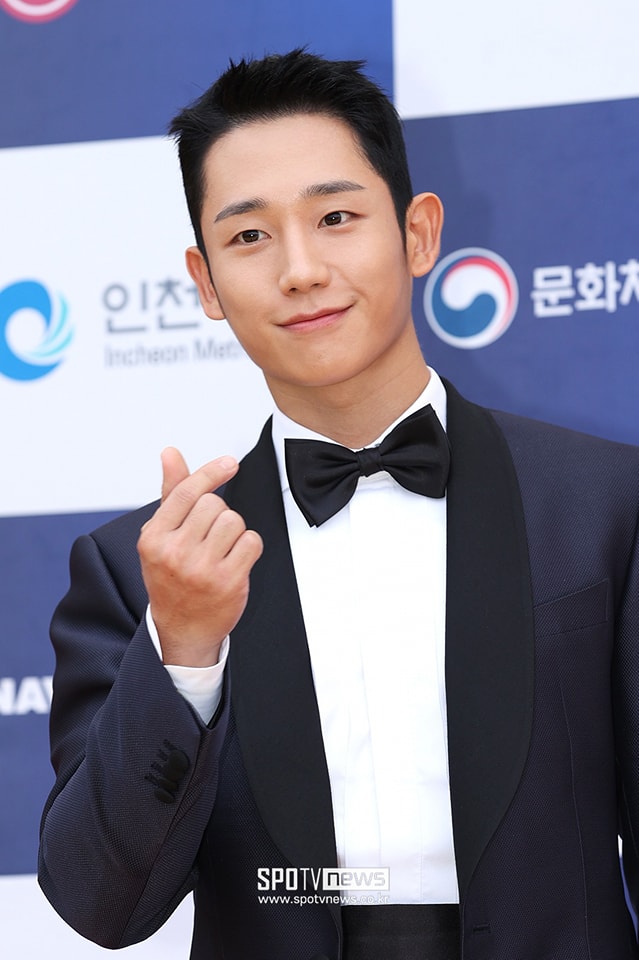 Jung Hae In lên top tìm kiếm vì vài giây mỉm cười tại lễ trao giải - Ảnh 1.