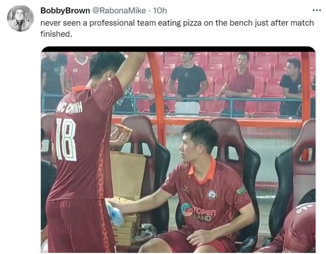 Cò V.League sốc vì Đức Chinh và Đình Trọng ăn pizza ngay trên sân - Ảnh 1.
