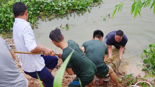 Đi mò trai, người dân phát hiện quả bom khủng còn nguyên ngòi nổ - Ảnh 1.