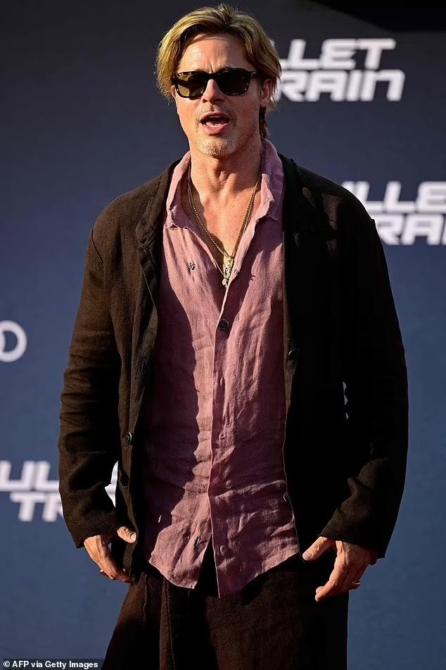 Brad Pitt mặc váy dự thảm đỏ sự kiện ra mắt phim mới - Ảnh 4.