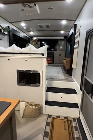 Bán hết nhà cửa, đất đai, gia đình 5 người chi 55.000 USD biến chiếc motorhome thành tổ ấm trong mơ  - Ảnh 4.