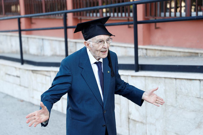 Thạc sĩ cao tuổi nhất tại Italy tốt nghiệp ở tuổi 98 - Ảnh 1.