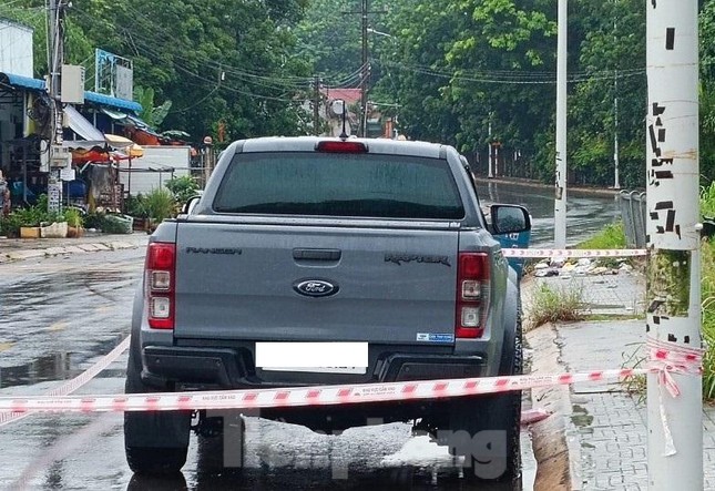 Phát hiện tài xế ngồi bất động trong xe bán tải sau hai ngày đậu giữa đường - Ảnh 1.