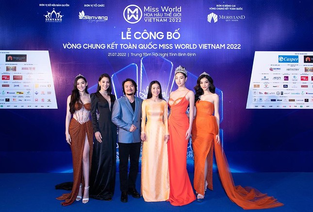 Top 3 Miss World Vietnam 2019 hội ngộ trên thảm đỏ, khoe nhan sắc nóng bỏng trước khi hết nhiệm kỳ - Ảnh 1.