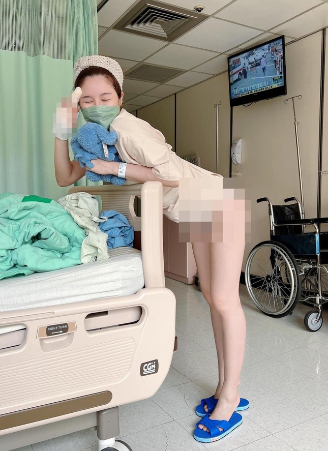 Mẫu nữ bị chỉ trích dữ dội vì chụp ảnh khoe trọn vòng một trên giường bệnh - Ảnh 4.