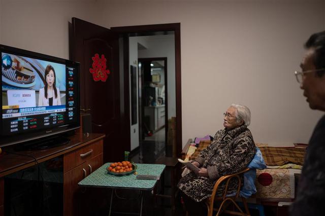Chăm chỉ nghiên cứu chứng khoán trên TV, cụ bà 104 tuổi người Trung Quốc kiếm bộn tiền nhờ cách đầu tư ăn chắc mặc bền - Ảnh 2.