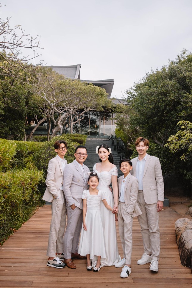 Hoa hậu Hà Kiều Anh tung bộ ảnh gia đình tuyệt đẹp nhân dịp kỷ niệm 15 năm hôn nhân - Ảnh 1.