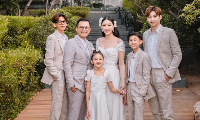 Hoa hậu Hà Kiều Anh tung bộ ảnh gia đình tuyệt đẹp nhân dịp kỷ niệm 15 năm hôn nhân - Ảnh 2.
