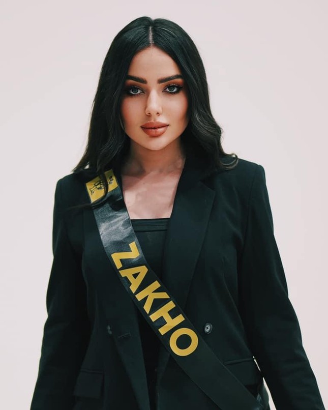 Dàn thí sinh Hoa hậu Iraq 2022 khiến khán giả hoa mắt vì gương mặt quá giống nhau - Ảnh 1.
