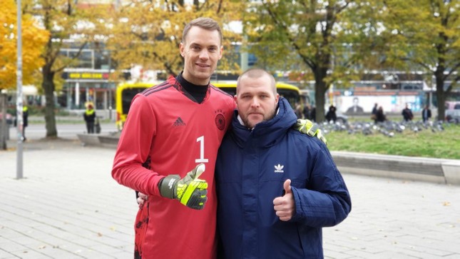 Manuel Neuer bị chỉ trích keo kiệt vì hành động gây tranh cãi  - Ảnh 1.