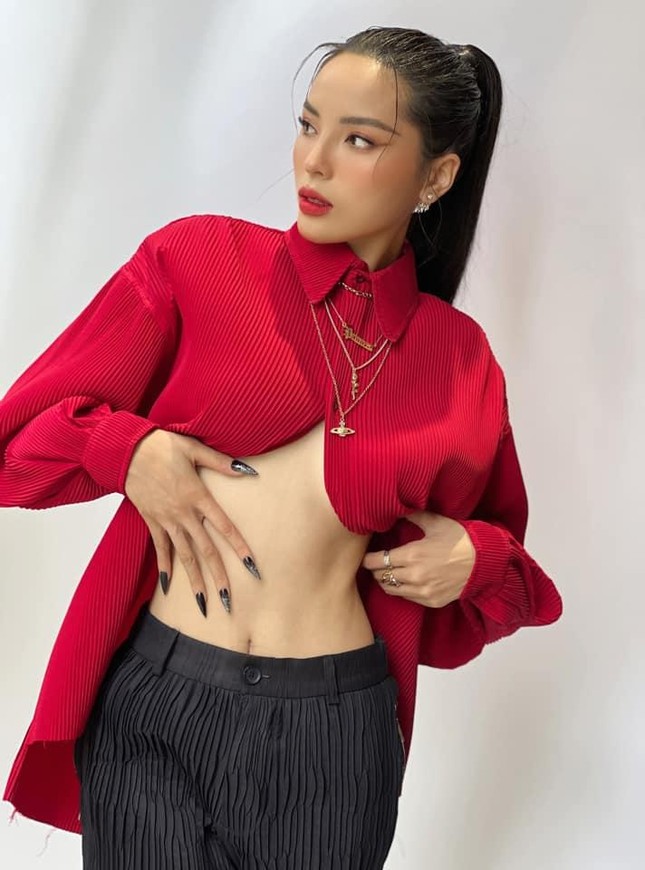 Lương Thuỳ Linh nóng bỏng với áo crop top lạ mắt, Kỳ Duyên khoe cơ bụng sexy - Ảnh 4.