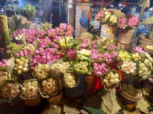 Hoa sen cuối m&ugrave;a, chị em H&agrave; th&agrave;nh tranh thủ mua về cắm chơi - Ảnh 4.