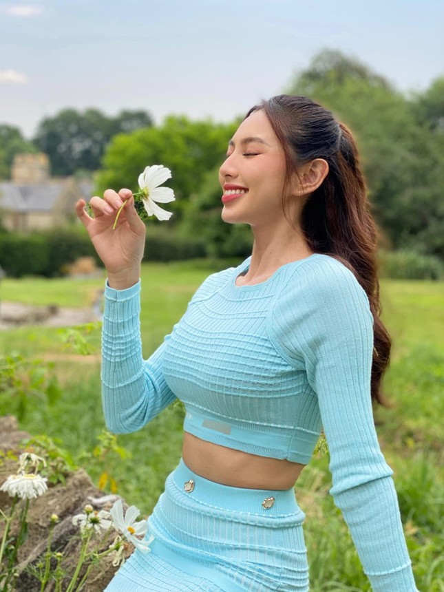 Hoa hậu Thùy Tiên mặc crop top khoe eo thon sexy, đẹp mơ màng tựa nàng thơ ở Bồ Đào Nha - Ảnh 4.