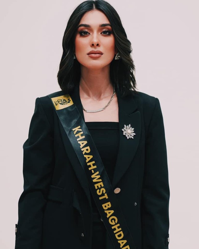 Dàn thí sinh Hoa hậu Iraq 2022 khiến khán giả hoa mắt vì gương mặt quá giống nhau - Ảnh 6.