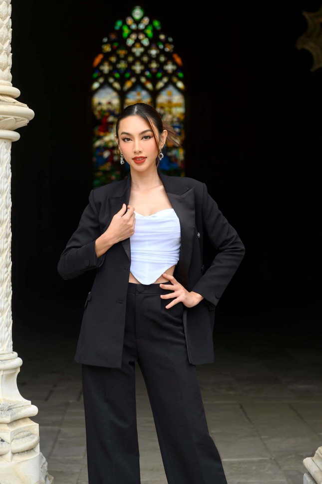 Diện vest thanh lịch, Th&ugrave;y Ti&ecirc;n vẫn cuốn h&uacute;t với thần th&aacute;i xinh đẹp khi đi thăm quan ở Bồ Đ&agrave;o Nha - Ảnh 3.