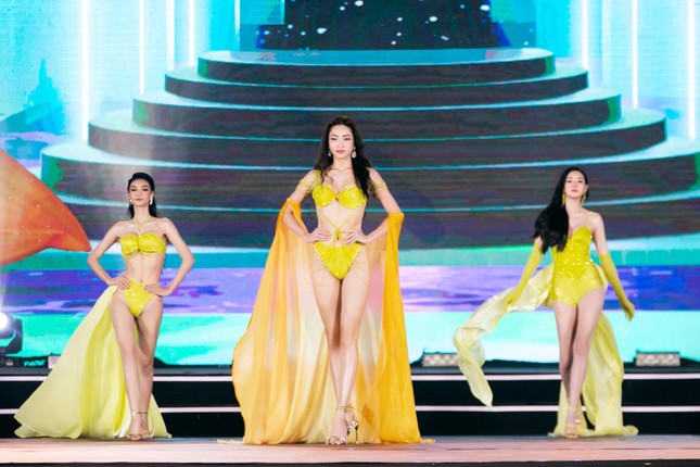 Lương Thuỳ Linh, Kiều Loan, Tường San đốt cháy biển Quy Nhơn với màn trình diễn bikini nóng bỏng  - Ảnh 2.