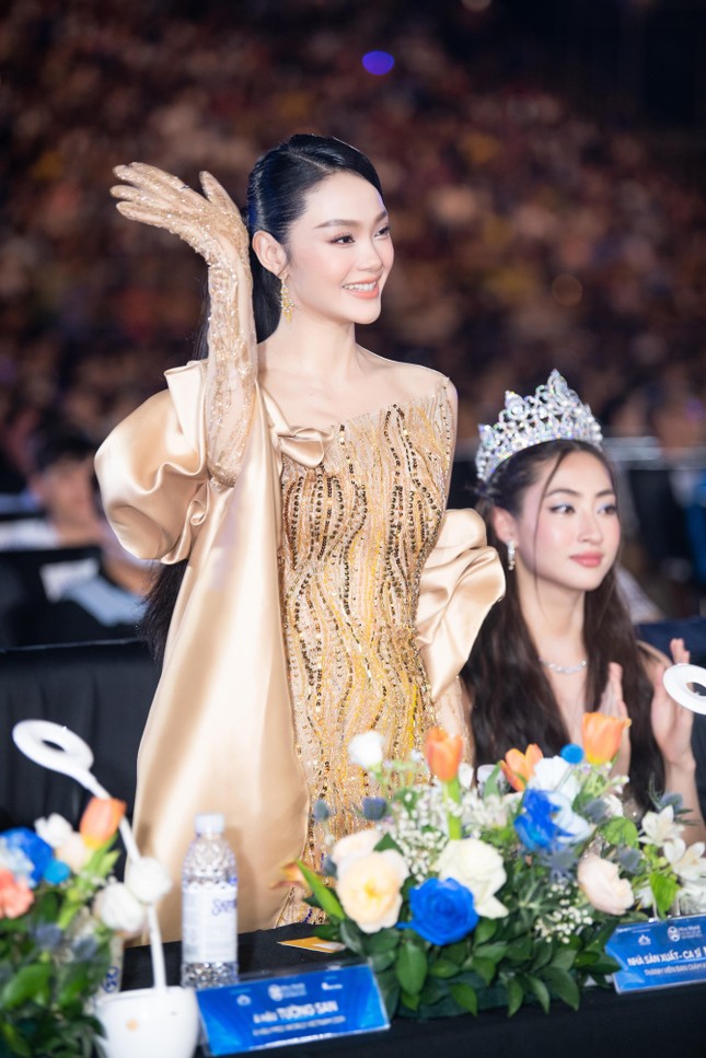 Minh Hằng t&aacute;i xuất gợi cảm sau đ&aacute;m cưới, hội ngộ chủ tịch Miss World Vietnam tr&ecirc;n ghế n&oacute;ng - Ảnh 2.