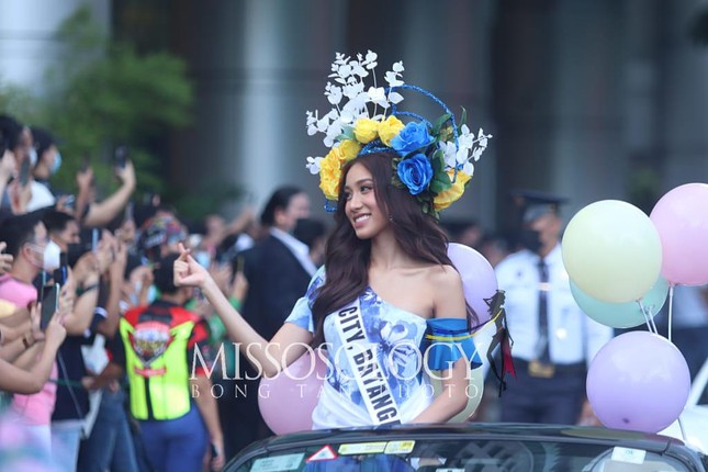 Th&iacute; sinh Hoa hậu Philippines 2022 xinh đẹp diễu h&agrave;nh tr&ecirc;n phố bằng xe mui trần - Ảnh 2.