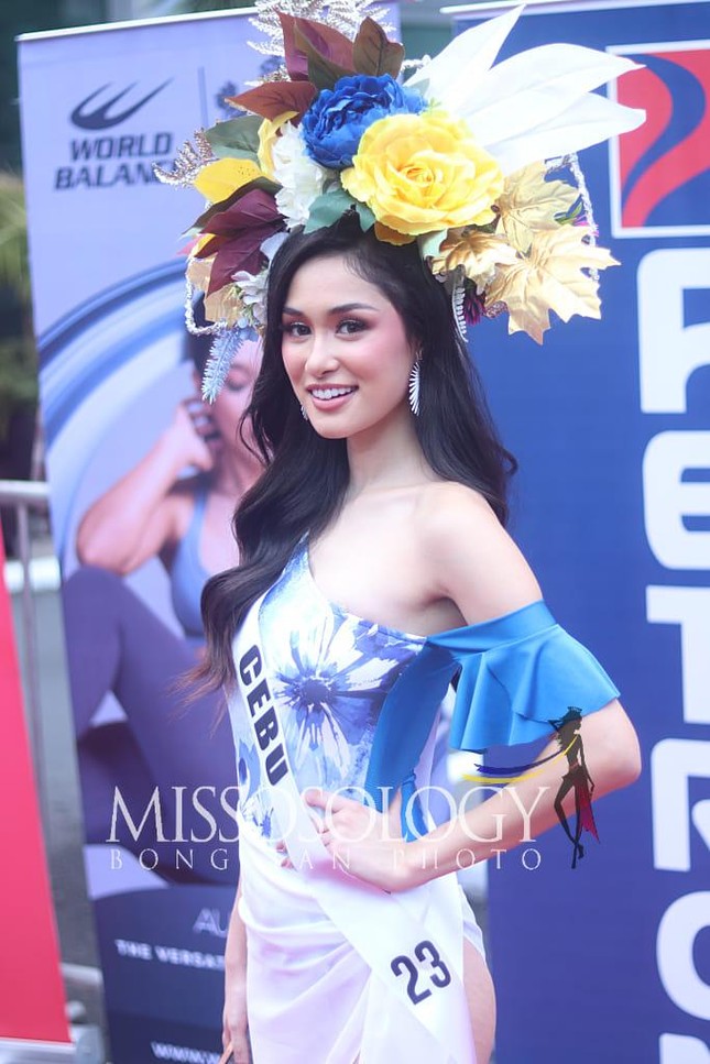 Th&iacute; sinh Hoa hậu Philippines 2022 xinh đẹp diễu h&agrave;nh tr&ecirc;n phố bằng xe mui trần - Ảnh 12.
