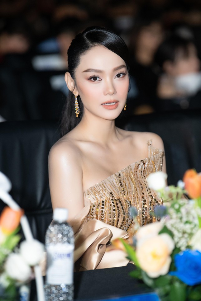 Minh Hằng t&aacute;i xuất gợi cảm sau đ&aacute;m cưới, hội ngộ chủ tịch Miss World Vietnam tr&ecirc;n ghế n&oacute;ng - Ảnh 3.