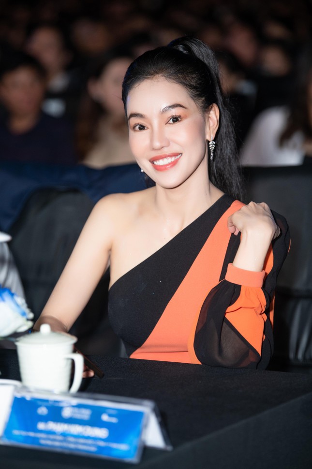 Minh Hằng t&aacute;i xuất gợi cảm sau đ&aacute;m cưới, hội ngộ chủ tịch Miss World Vietnam tr&ecirc;n ghế n&oacute;ng - Ảnh 4.