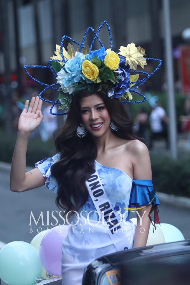 Th&iacute; sinh Hoa hậu Philippines 2022 xinh đẹp diễu h&agrave;nh tr&ecirc;n phố bằng xe mui trần - Ảnh 4.