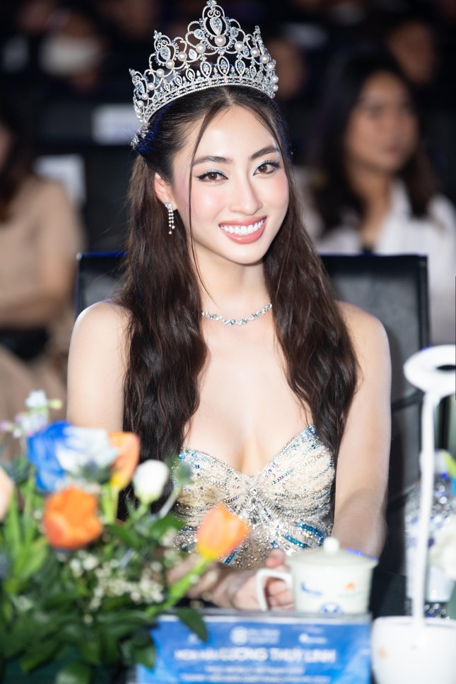 Minh Hằng t&aacute;i xuất gợi cảm sau đ&aacute;m cưới, hội ngộ chủ tịch Miss World Vietnam tr&ecirc;n ghế n&oacute;ng - Ảnh 5.