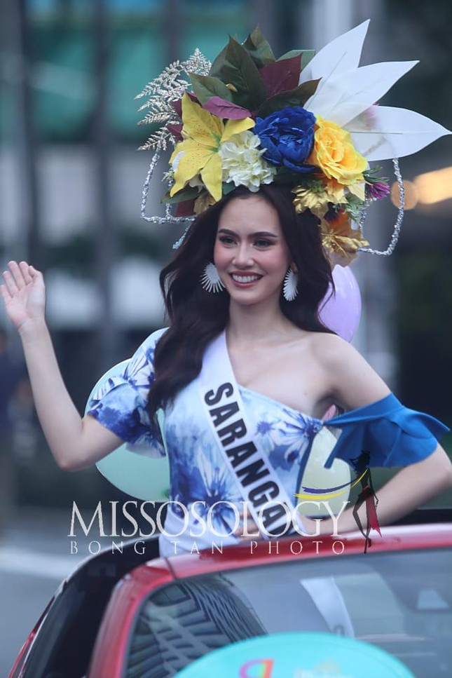 Th&iacute; sinh Hoa hậu Philippines 2022 xinh đẹp diễu h&agrave;nh tr&ecirc;n phố bằng xe mui trần - Ảnh 5.