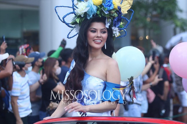 Thí sinh Hoa hậu Philippines 2022 xinh đẹp diễu hành trên phố bằng xe mui trần - Ảnh 6.