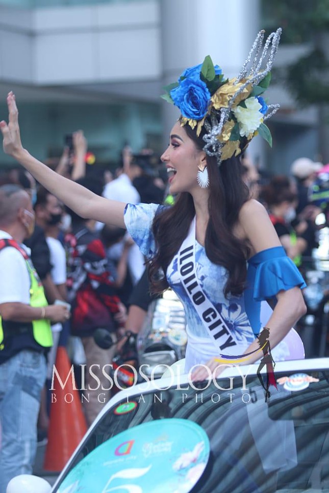 Thí sinh Hoa hậu Philippines 2022 xinh đẹp diễu hành trên phố bằng xe mui trần - Ảnh 7.