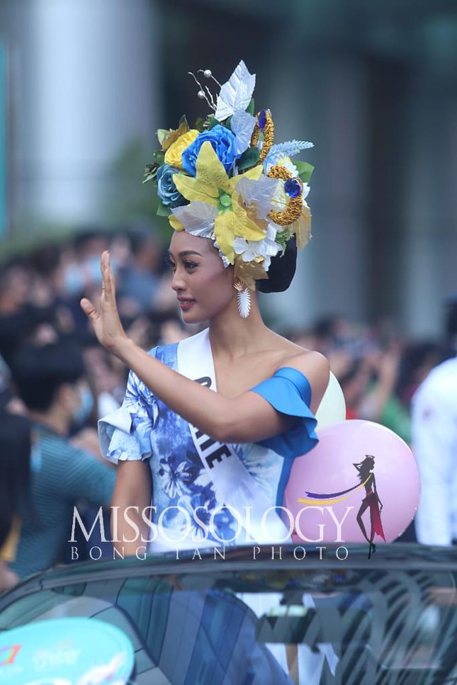 Thí sinh Hoa hậu Philippines 2022 xinh đẹp diễu hành trên phố bằng xe mui trần - Ảnh 9.