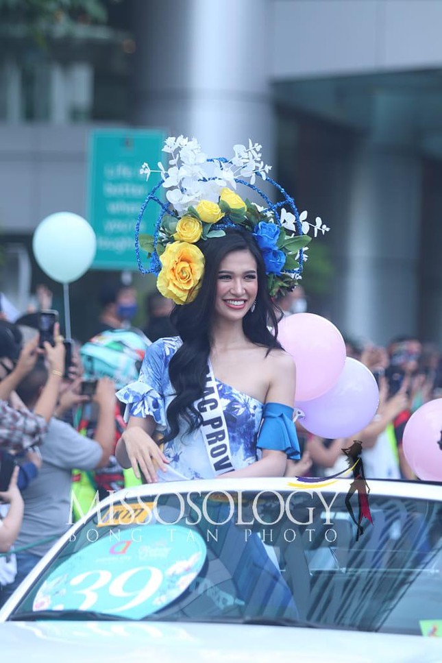 Th&iacute; sinh Hoa hậu Philippines 2022 xinh đẹp diễu h&agrave;nh tr&ecirc;n phố bằng xe mui trần - Ảnh 10.