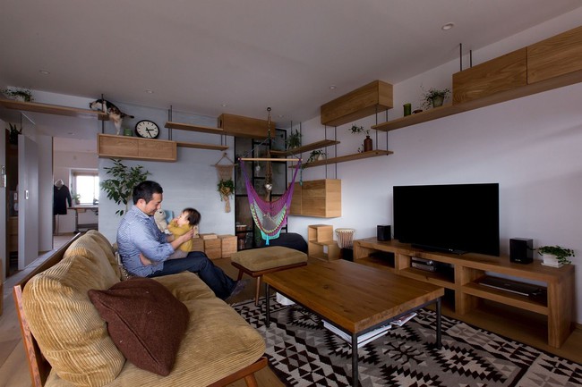 Căn hộ 85m² sử dụng nội thất toàn gỗ nhưng không hề nặng nề của gia đình 3 người ở Nhật Bản - Ảnh 1.
