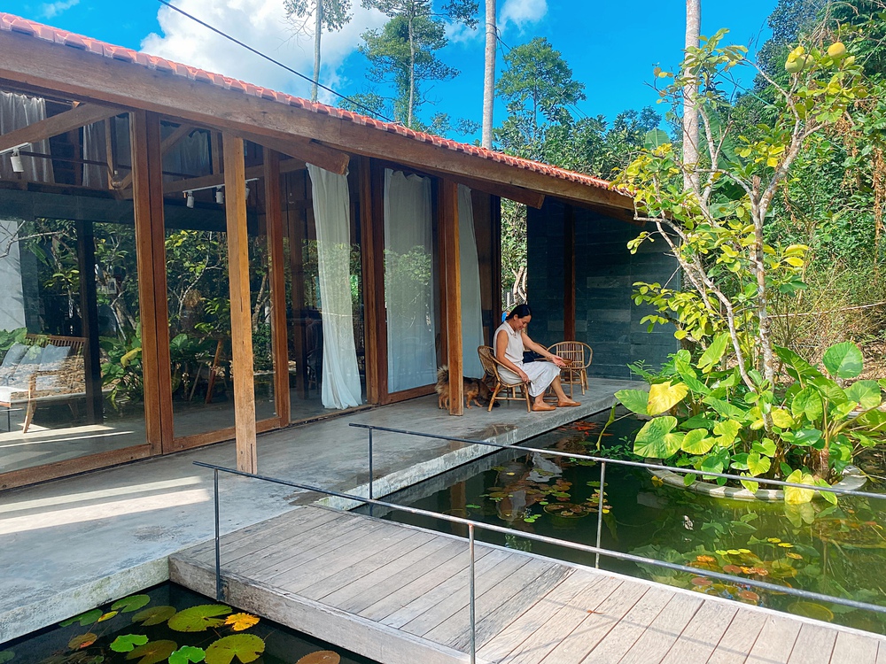 Bỏ phố về qu&ecirc;, cặp vợ chồng x&acirc;y nh&agrave; gỗ trong vườn bưởi: Khung cảnh khiến tất cả trầm trồ - Ảnh 2.