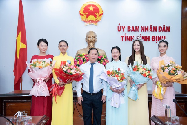 Top 38 Miss World Vietnam 2022 mặc áo dài nền nã khi đi dâng hương tại Quy Nhơn - Ảnh 1.