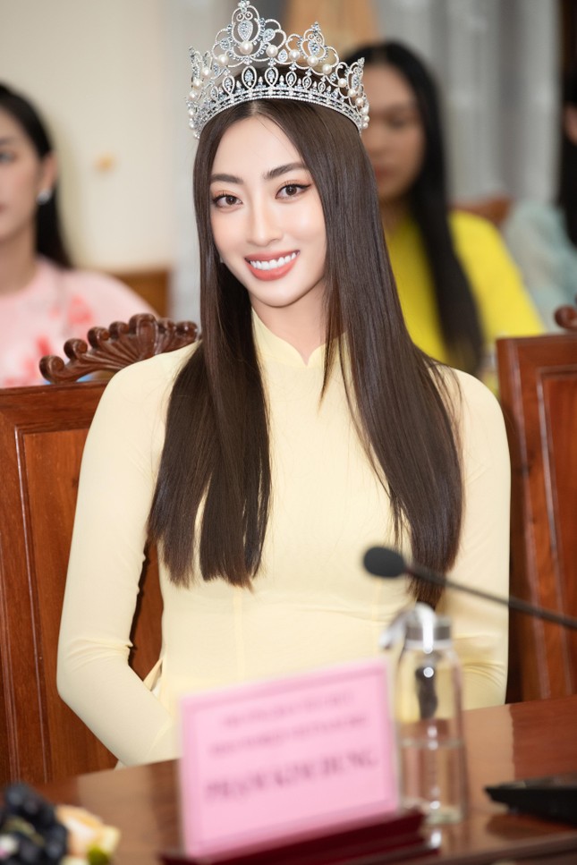 Top 38 Miss World Vietnam 2022 mặc áo dài nền nã khi đi dâng hương tại Quy Nhơn - Ảnh 2.