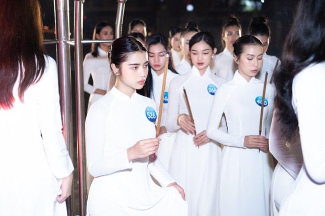 Top 38 Miss World Vietnam 2022 mặc áo dài nền nã khi đi dâng hương tại Quy Nhơn - Ảnh 11.