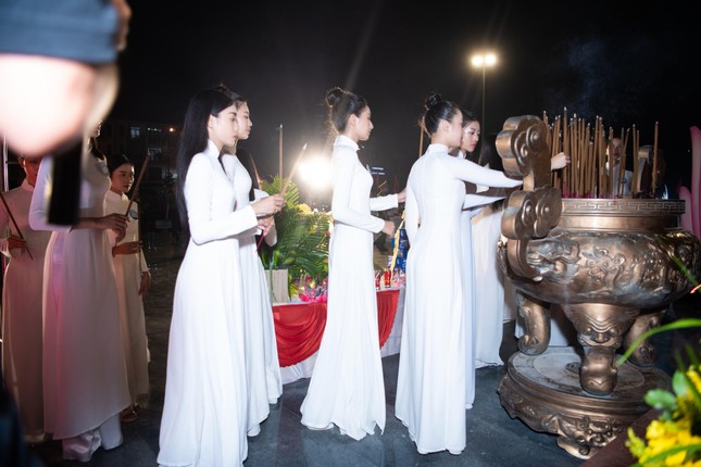 Top 38 Miss World Vietnam 2022 mặc áo dài nền nã khi đi dâng hương tại Quy Nhơn - Ảnh 12.