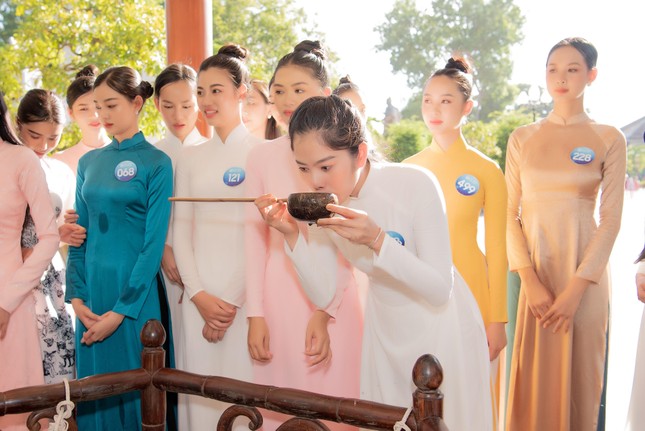 Top 38 Miss World Vietnam 2022 mặc áo dài nền nã khi đi dâng hương tại Quy Nhơn - Ảnh 13.