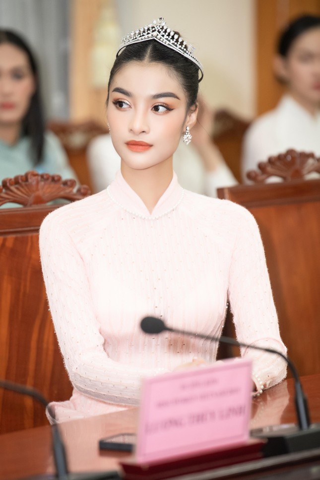 Top 38 Miss World Vietnam 2022 mặc áo dài nền nã khi đi dâng hương tại Quy Nhơn - Ảnh 3.