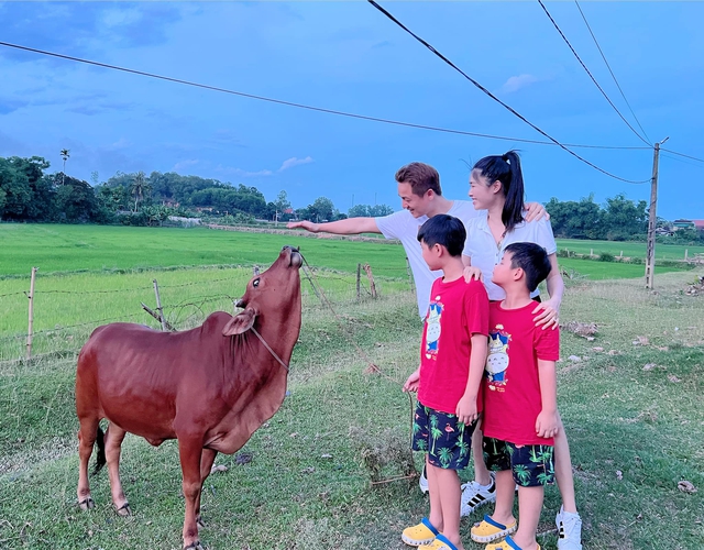 Vợ chồng Đăng Khôi - Thủy Anh bật mí dạy con: Nghỉ hè về quê thăm lúa, chăn bò - Ảnh 4.