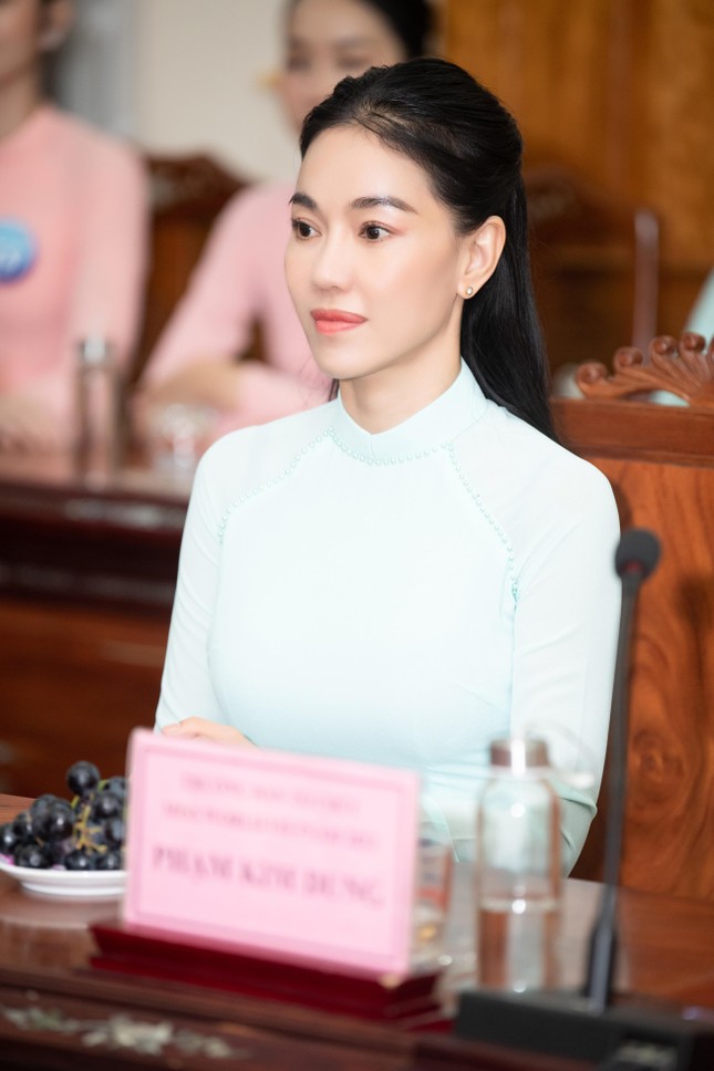 Top 38 Miss World Vietnam 2022 mặc áo dài nền nã khi đi dâng hương tại Quy Nhơn - Ảnh 4.