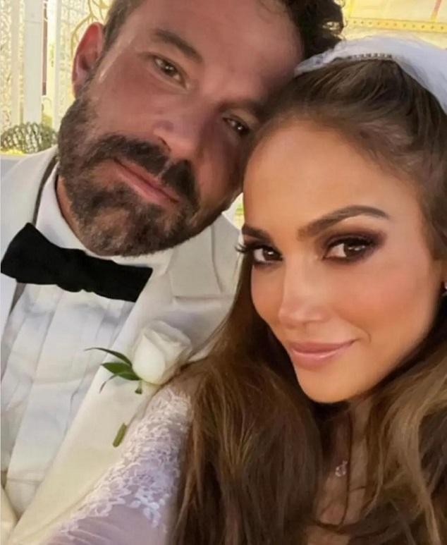 Jennifer Lopez tung ảnh khỏa thân vào sinh nhật 53 tuổi - Ảnh 6.