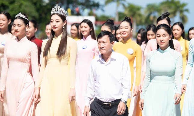 Top 38 Miss World Vietnam 2022 mặc áo dài nền nã khi đi dâng hương tại Quy Nhơn - Ảnh 5.