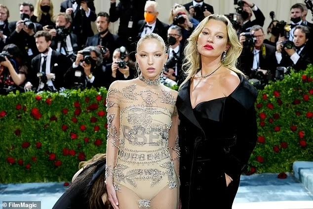 Kate Moss kể chuyện bị ép cởi nội y năm 15 tuổi, giải thích lý do bảo vệ Johnny Depp - Ảnh 7.