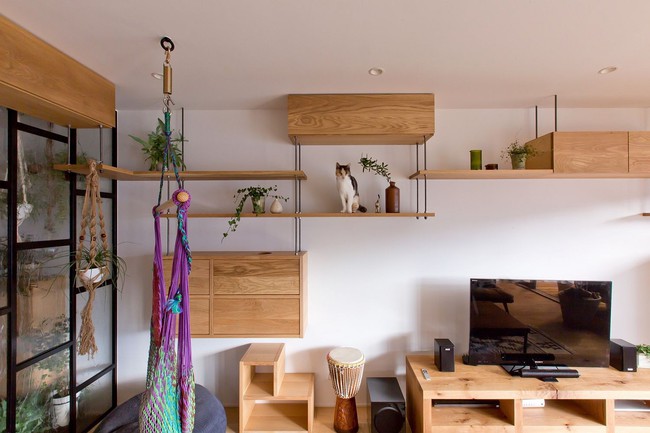 Căn hộ 85m² sử dụng nội thất toàn gỗ nhưng không hề nặng nề của gia đình 3 người ở Nhật Bản - Ảnh 6.