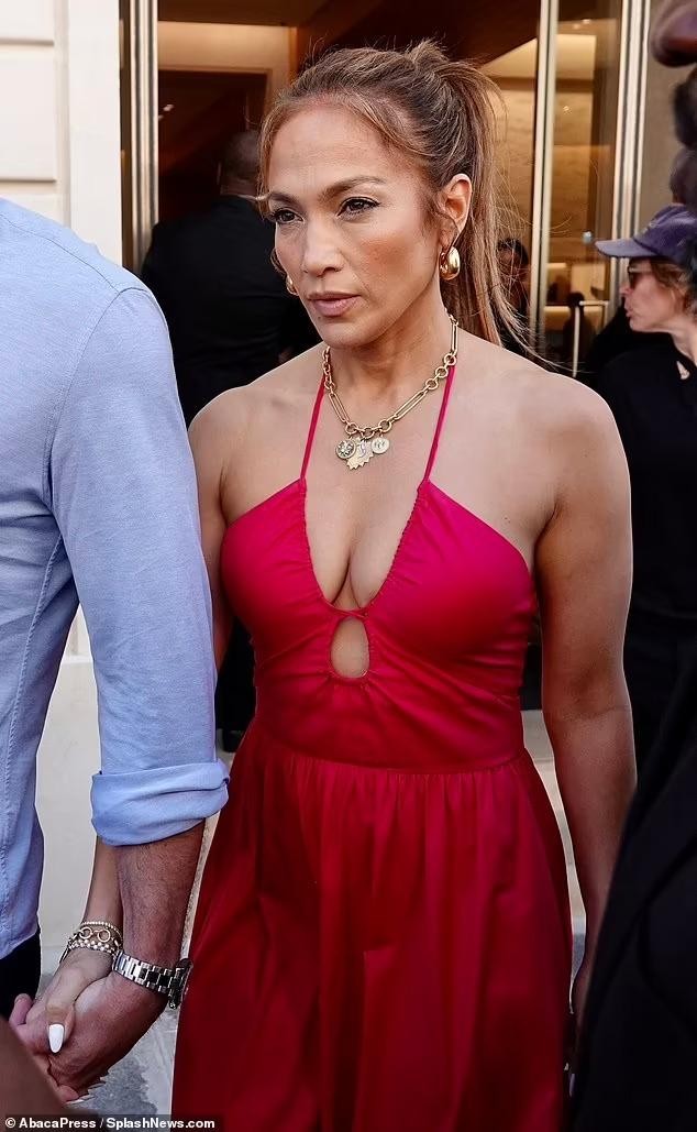 Jennifer Lopez tung ảnh khỏa thân vào sinh nhật 53 tuổi - Ảnh 8.