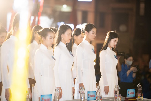 Top 38 Miss World Vietnam 2022 mặc áo dài nền nã khi đi dâng hương tại Quy Nhơn - Ảnh 8.