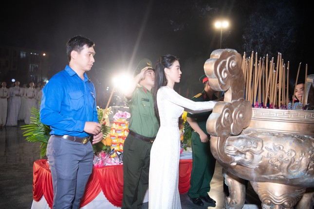 Top 38 Miss World Vietnam 2022 mặc áo dài nền nã khi đi dâng hương tại Quy Nhơn - Ảnh 9.