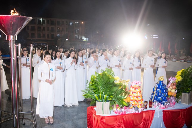 Top 38 Miss World Vietnam 2022 mặc áo dài nền nã khi đi dâng hương tại Quy Nhơn - Ảnh 10.